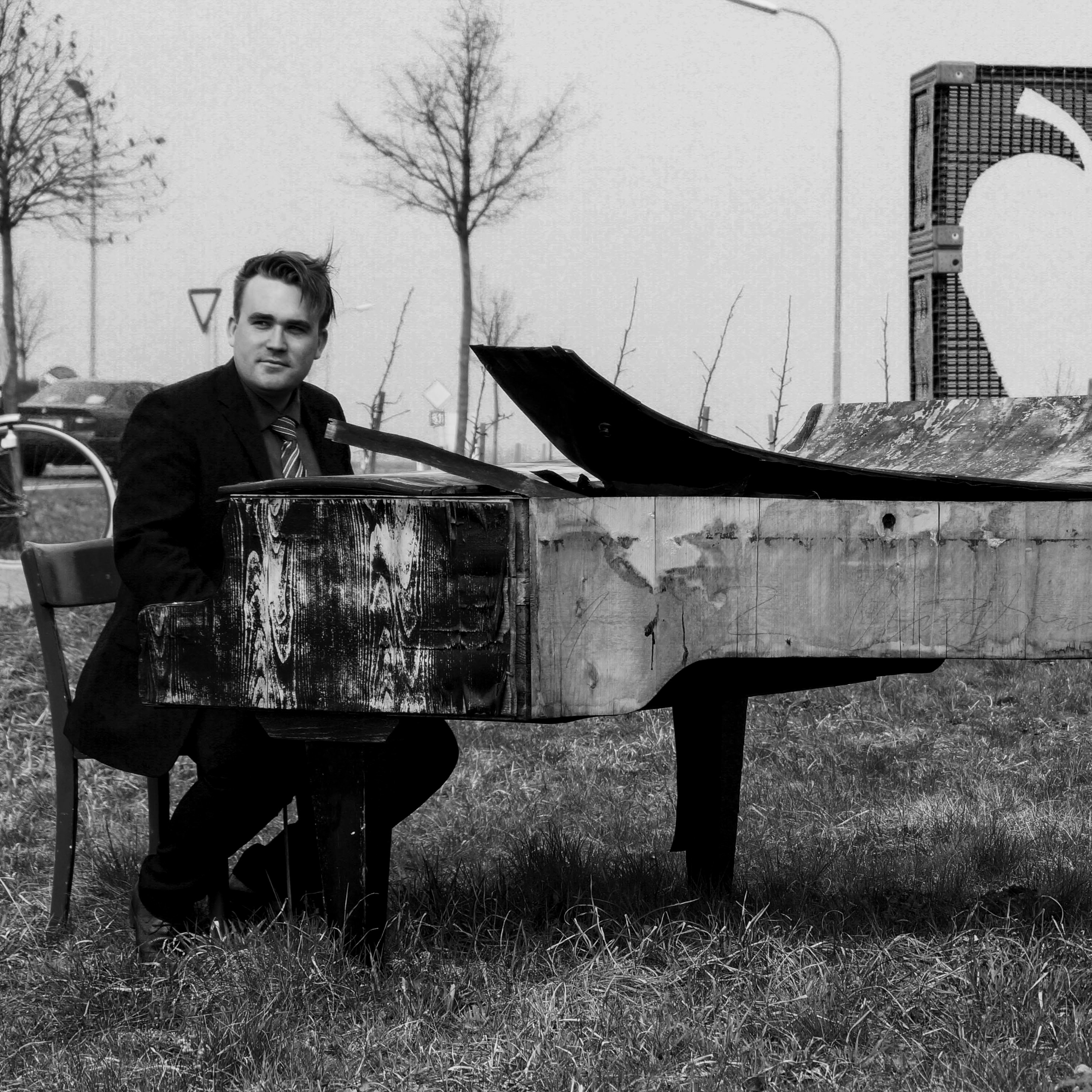 Piano by Robin Logo